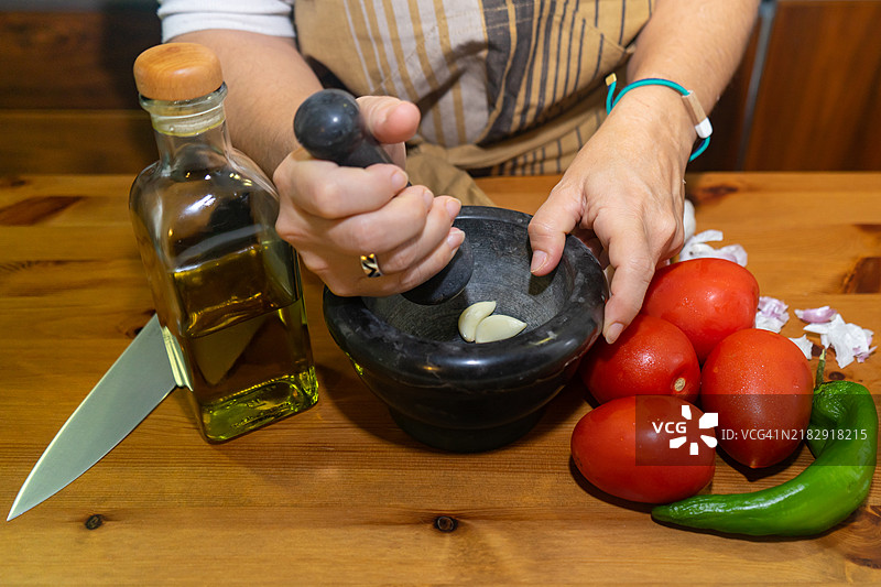 女性在桌子上准备食物的中段画面图片素材