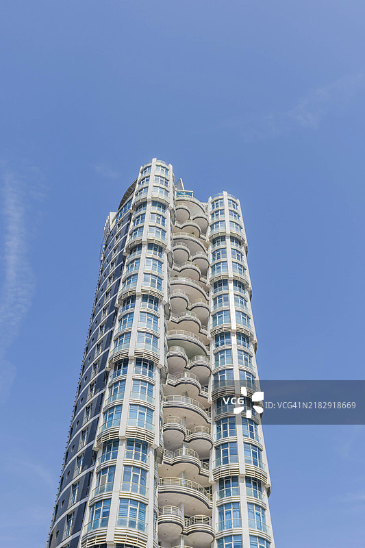 从低角度看伊斯坦布尔的高层公寓大楼图片素材