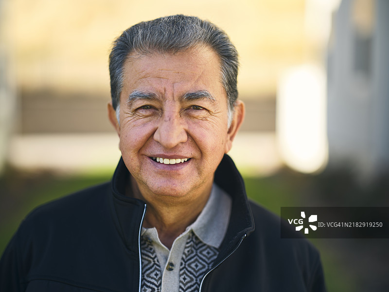 户外肖像：一位年长的西班牙裔男性图片素材