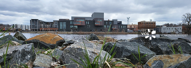 建筑物在多云天空下的景观，威斯康星州，厄尔克莱尔，美国图片素材