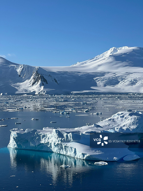 菲律宾蓝天映衬下的雪山美景图片素材