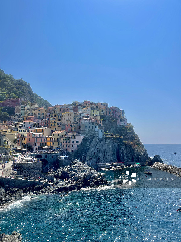 意大利利古里亚的里奥马焦雷，海洋与晴朗蓝天的美丽景色图片素材