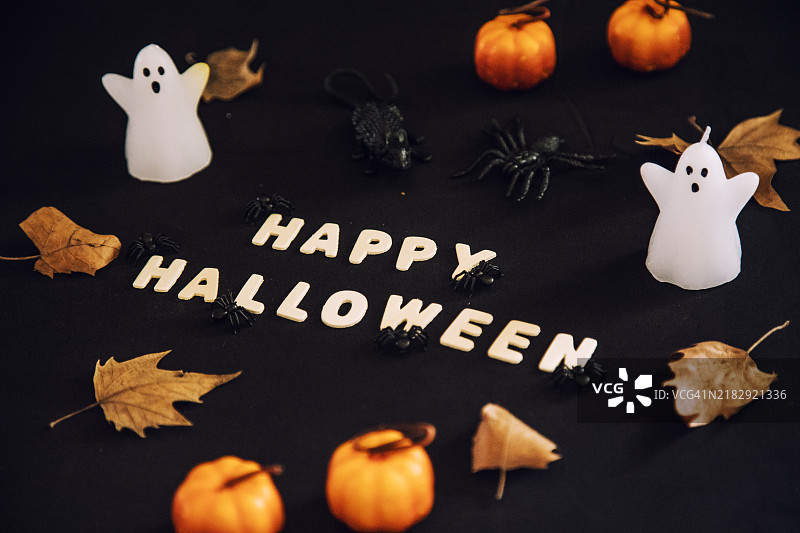 黑色背景上的万圣节装饰特写，意大利图片素材