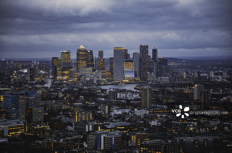 伦敦金丝雀码头夜景 - 英国的金融中心图片素材