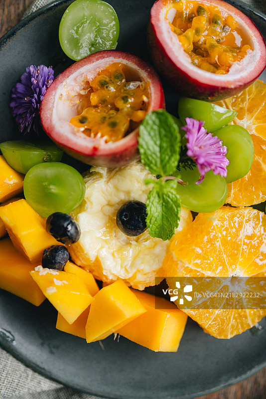 桌子上的热带水果芝士蛋糕图片素材