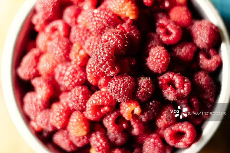 碗中的覆盆子特写 背景是覆盆子图片素材