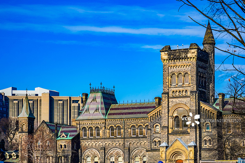 从低角度看大教堂与天空的景象图片素材