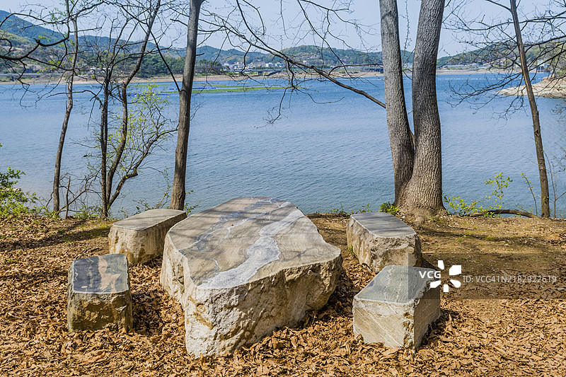 乡村湖边公园的石材野餐桌图片素材