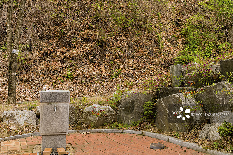 韩国公园内的喷泉旁边有一堆大石头图片素材