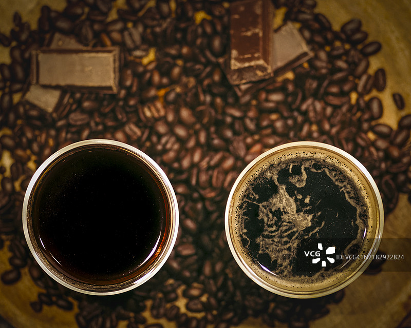 从上方直接拍摄的咖啡豆放在桌子上图片素材