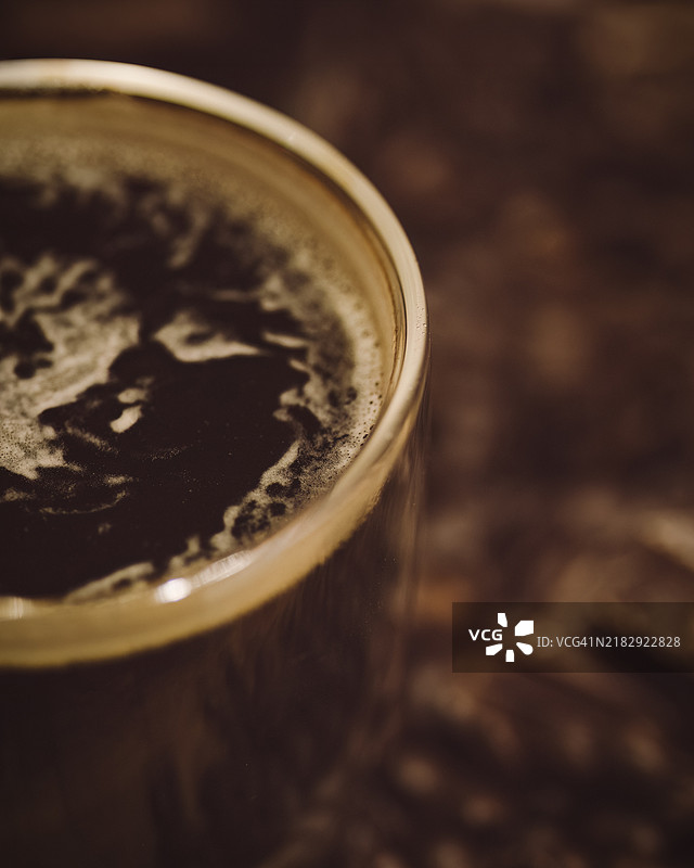 桌子上杯子里的饮料特写图片素材