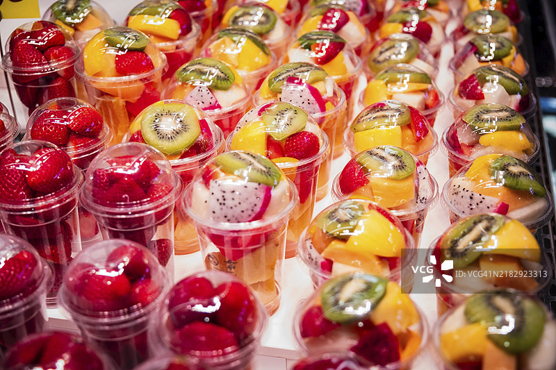 巴塞罗那市场中塑料包装的水果沙拉图片素材