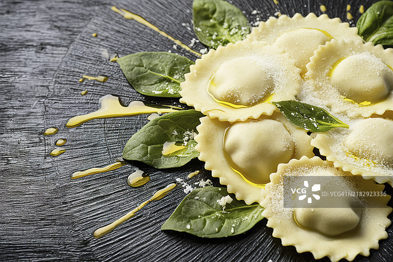 菠菜叶饺子在黑色乡村背景上图片素材