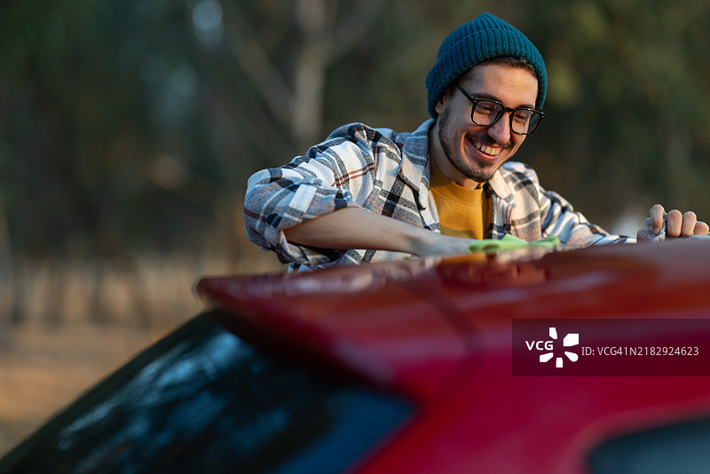 帅气的年轻人在洗车图片素材