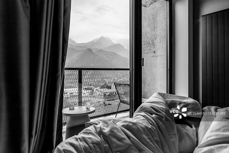 带有远山景观的酒店房间，黑白色调图片素材