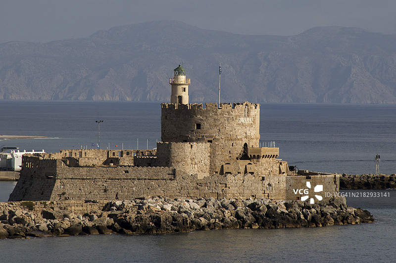 圣尼古拉斯古老的石头堡垒和更现代的灯塔位于曼德拉基港口入口处图片素材