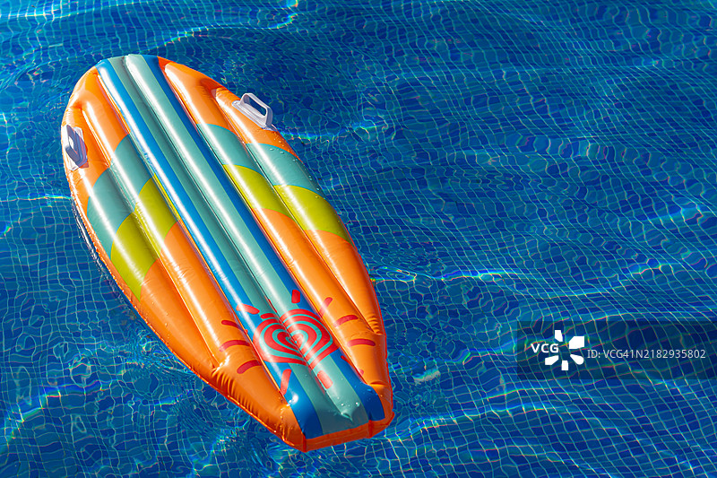 游泳池板。水上休闲活动图片素材