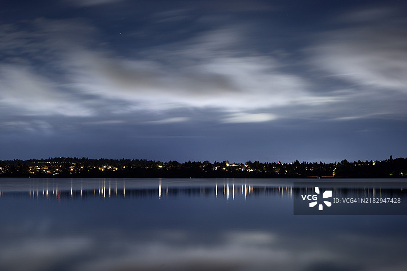 西雅图夜空中的流云，华盛顿州，美国图片素材