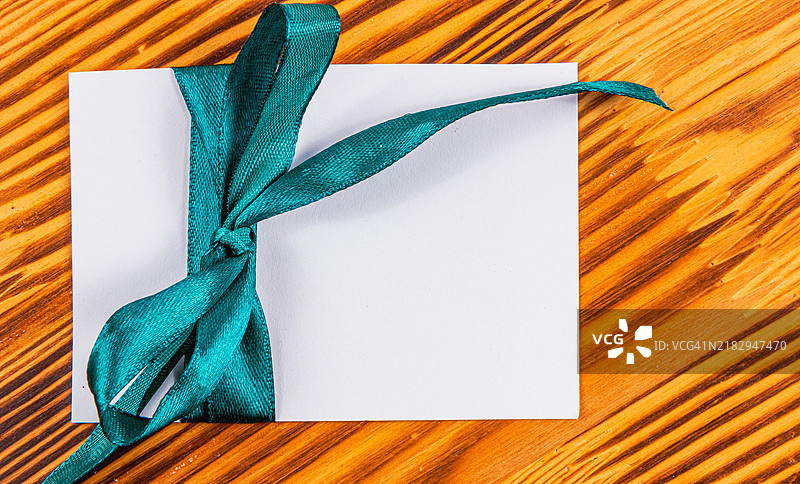 带有绿色丝带的空白木质便条，概念图片素材