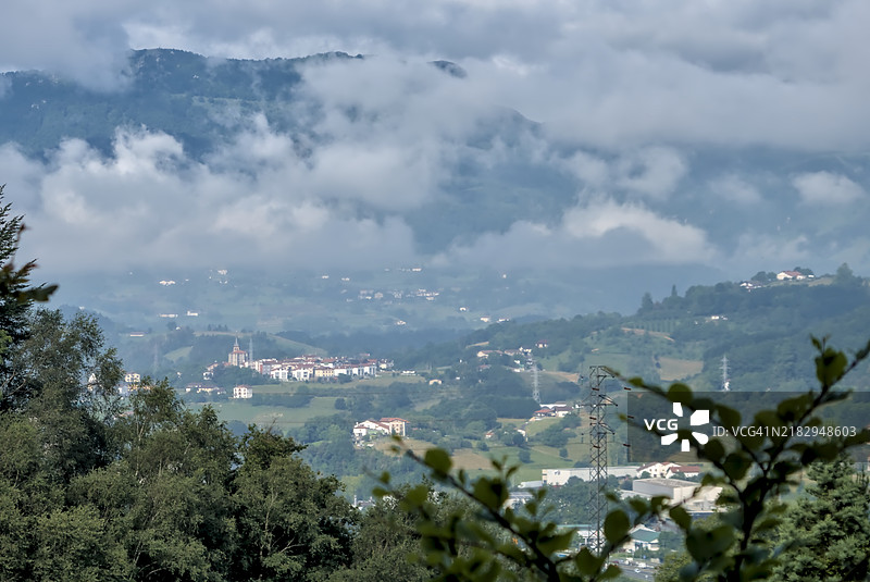 高角度俯瞰城镇景观与天空图片素材