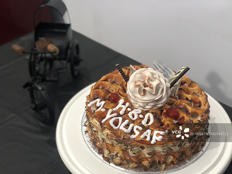 高角度视图的蛋糕在桌子上，旁遮普，巴基斯坦图片素材