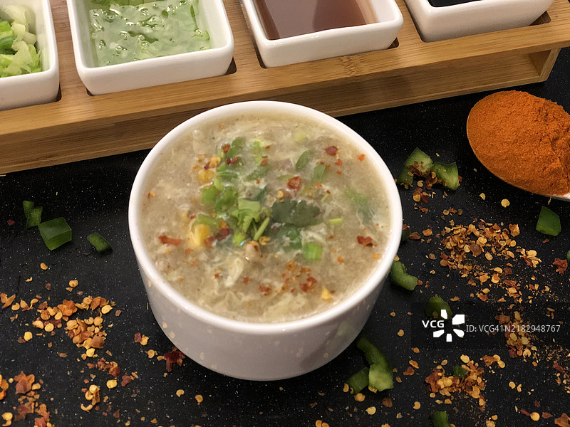 高角度视图的碗中汤，位于桌子上，旁遮普，巴基斯坦图片素材