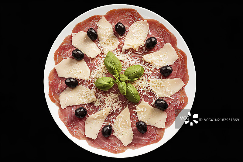 小牛肉生肉片配薄切帕尔马干酪图片素材