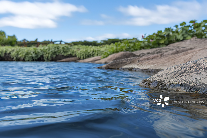 一幅特写镜头，展现了水体的抽象、宁静和舒缓的纹理。图片素材
