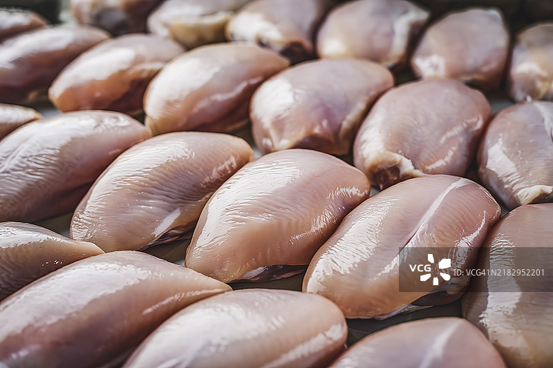 几块生鸡胸肉的特写视图图片素材