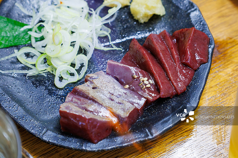 美味的生牛肝（肝刺身）。用燃气灶烤制。图片素材