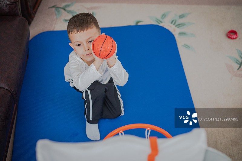 一个小男孩在练习篮球图片素材