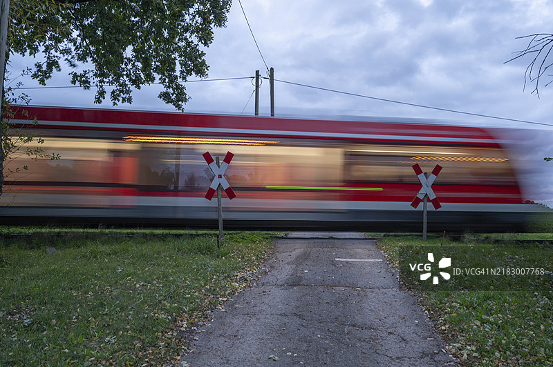 通过格拉芬贝格铁路，单轨支线，在无障碍平交道口，伊根斯多夫，上弗兰肯，巴伐利亚，德国，欧洲图片素材