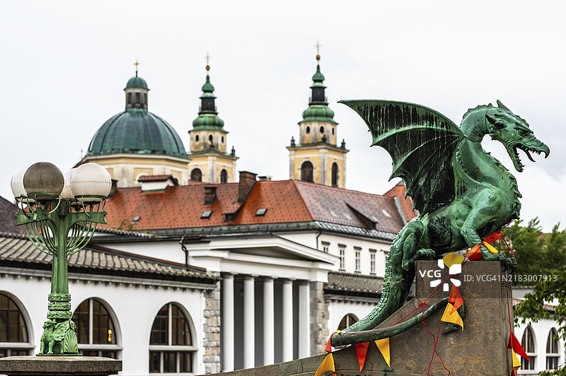 从龙桥俯瞰斯洛文尼亚卢布尔雅那圣尼古拉斯教堂的塔楼图片素材