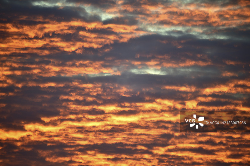 日出，红色云彩，天空的光辉图片素材