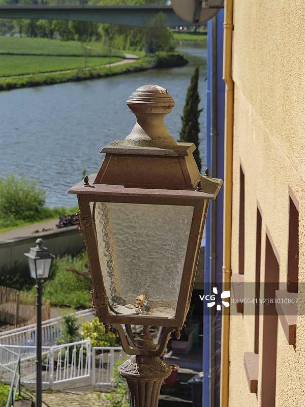 德国萨尔堡河边小路上的老街灯特写图片素材