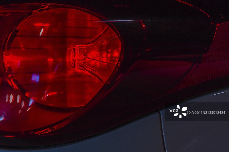 夜间在韩国的红色汽车尾灯特写照明图片素材