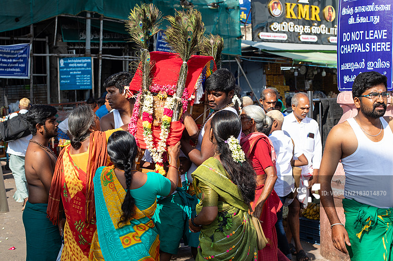 印度旅行图片，丹达尤塔帕尼神庙朝圣者图片素材