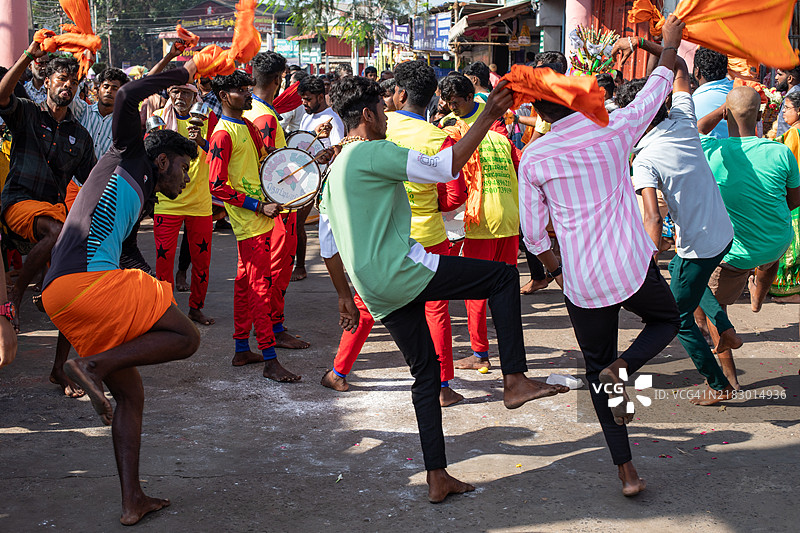 跳舞的朝圣者，丹达尤塔帕尼神庙的朝圣者图片素材