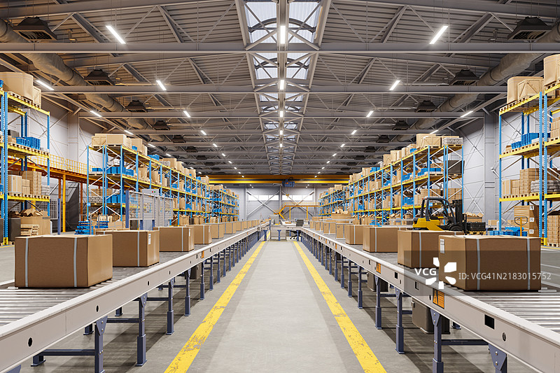 分拣仓库中传送带上的纸箱特写图片素材