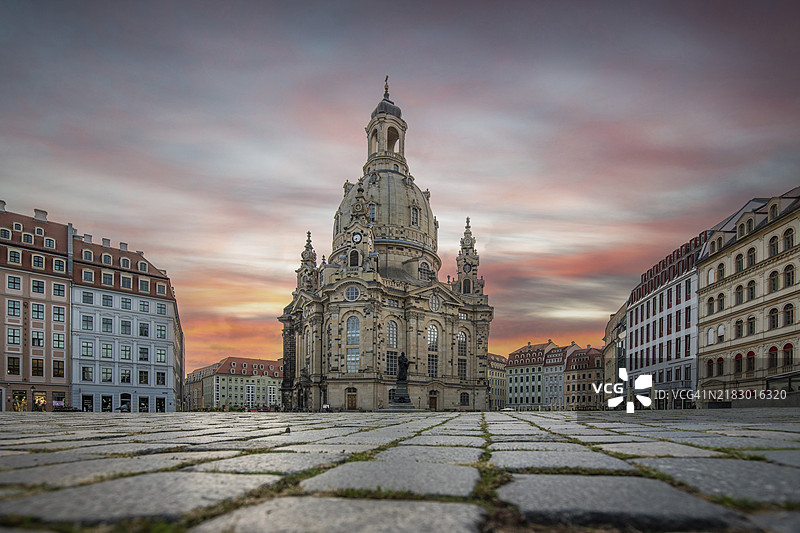 圣母教堂是一座巴洛克风格的新教路德教堂,是诺伊马克特的标志性建筑。浪漫的日出映照在德国萨克森州德累斯顿历史市中心。图片素材