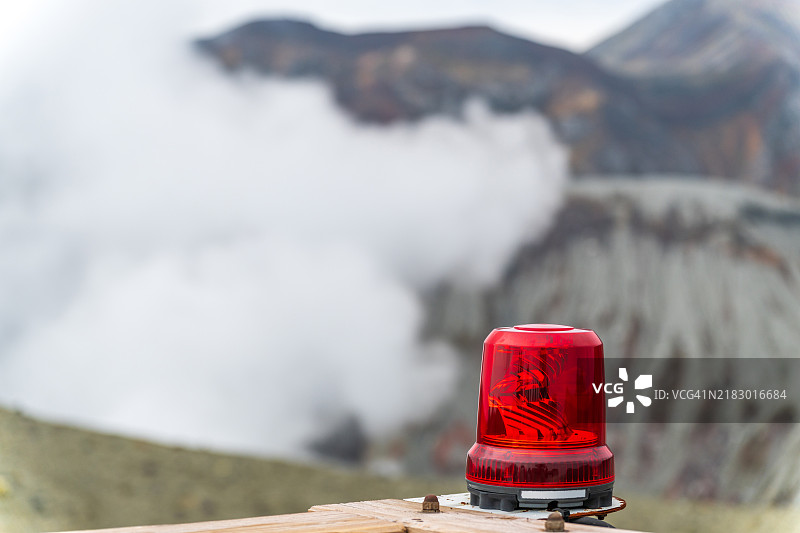 火山口附近的红色紧急灯图片素材