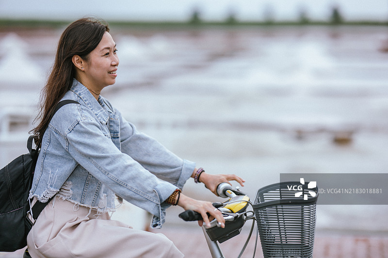 骑行探索隐藏的宝藏：游客的故事图片素材