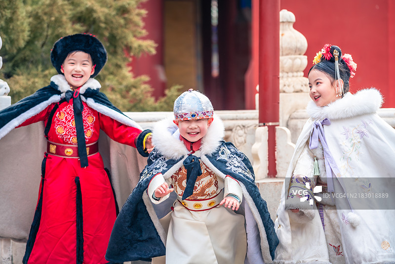 穿着古代服装的孩子们在玩耍图片素材