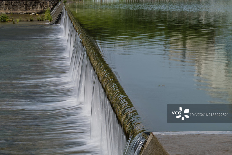 水流从溢洪道倾泻而下，形成平滑的瀑布效果，位于韩国。图片素材