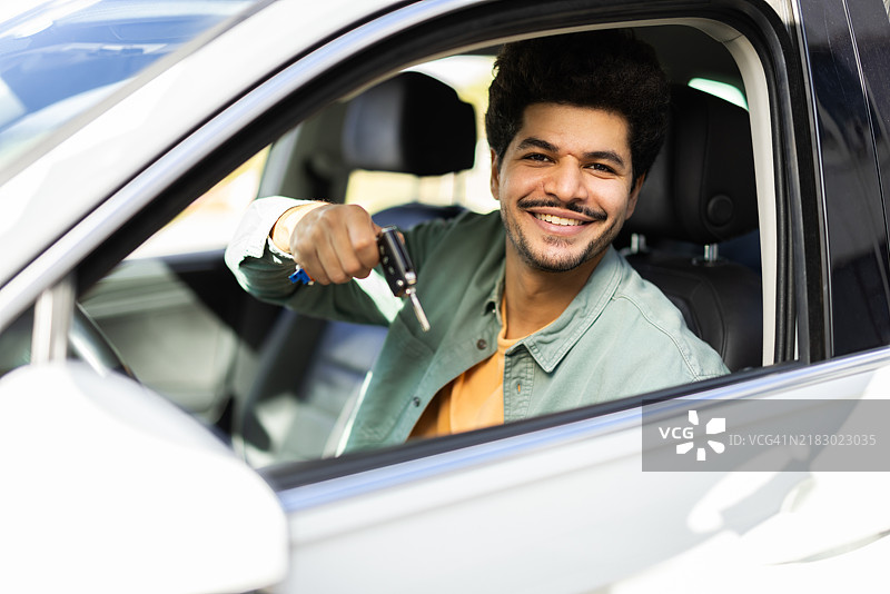 开心的买家手握新车钥匙图片素材