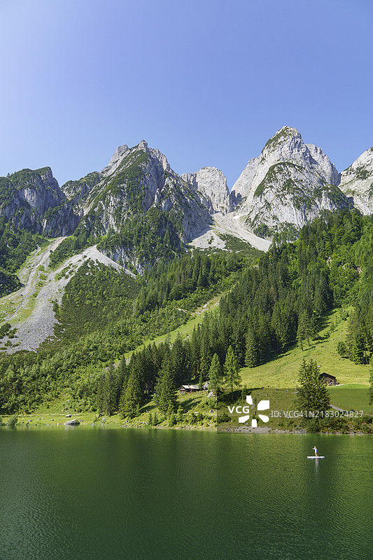 高山、绿树成荫的森林和湖边的小木屋，阿尔卑斯山清澈的山湖，奥地利戈绍，欧洲图片素材