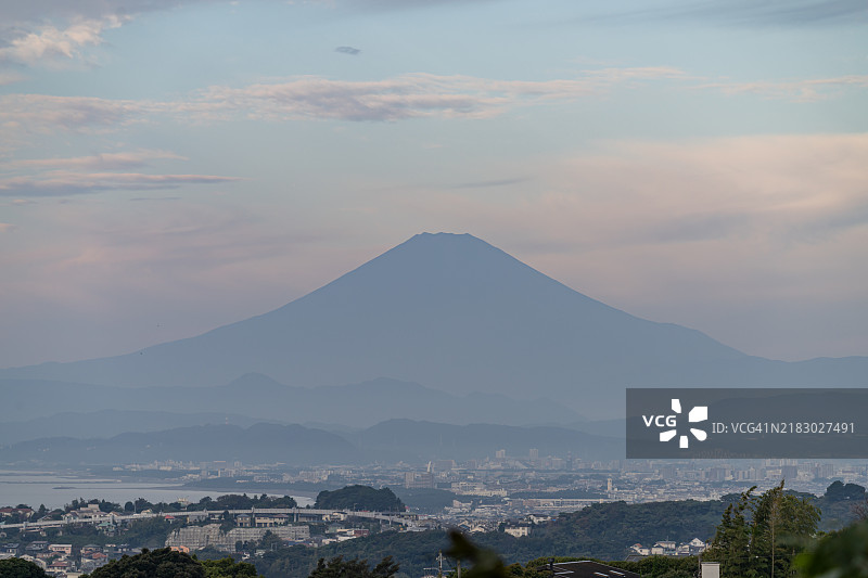 日本神奈川县海边的富士山与住宅区图片素材