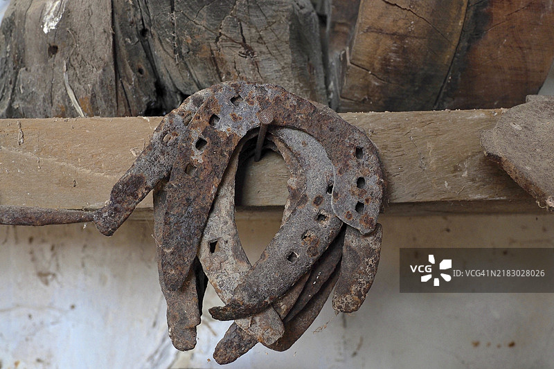 生锈的马蹄铁，幸运符，悬挂的马蹄铁，生锈的金属图片素材