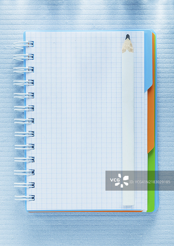 螺旋笔记本和铅笔的俯视图图片素材