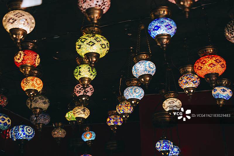伊斯坦布尔大巴扎的马赛克奥斯曼灯。色彩丰富而生动的场景图片素材